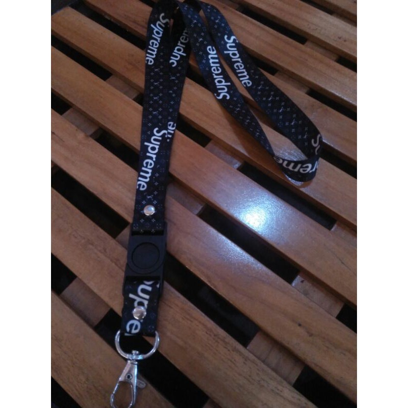 

Lanyard pod motif supreme (gratis karet)