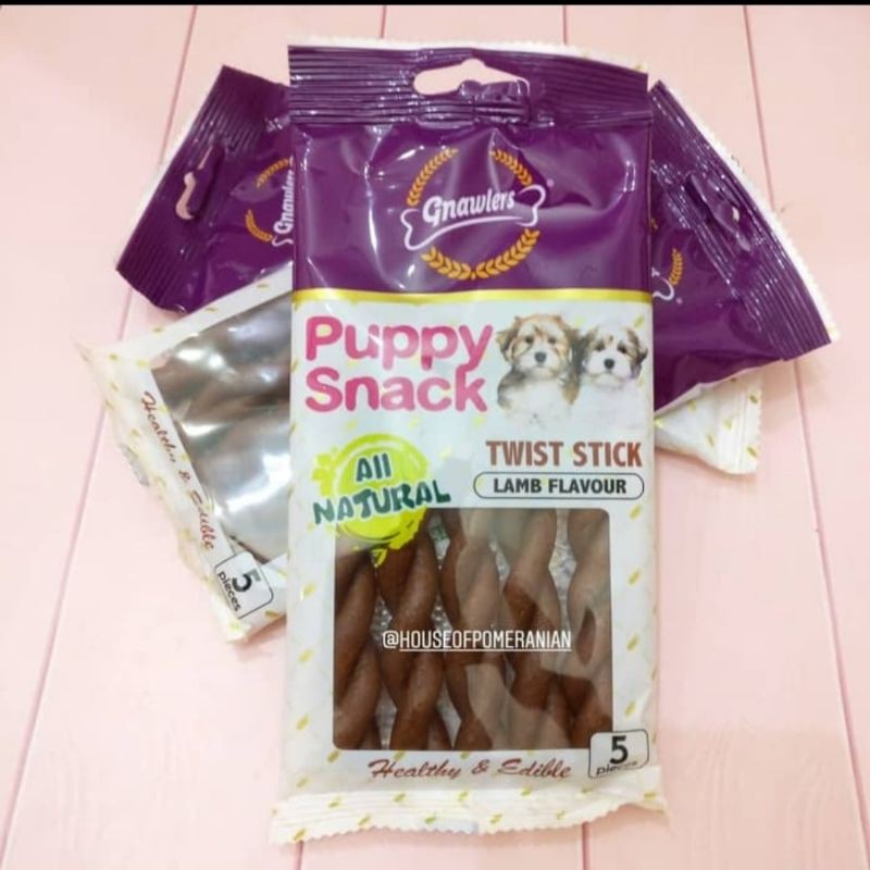 Puppy dog snack. Makanan cemilan anak anjing. Tulang kunyah