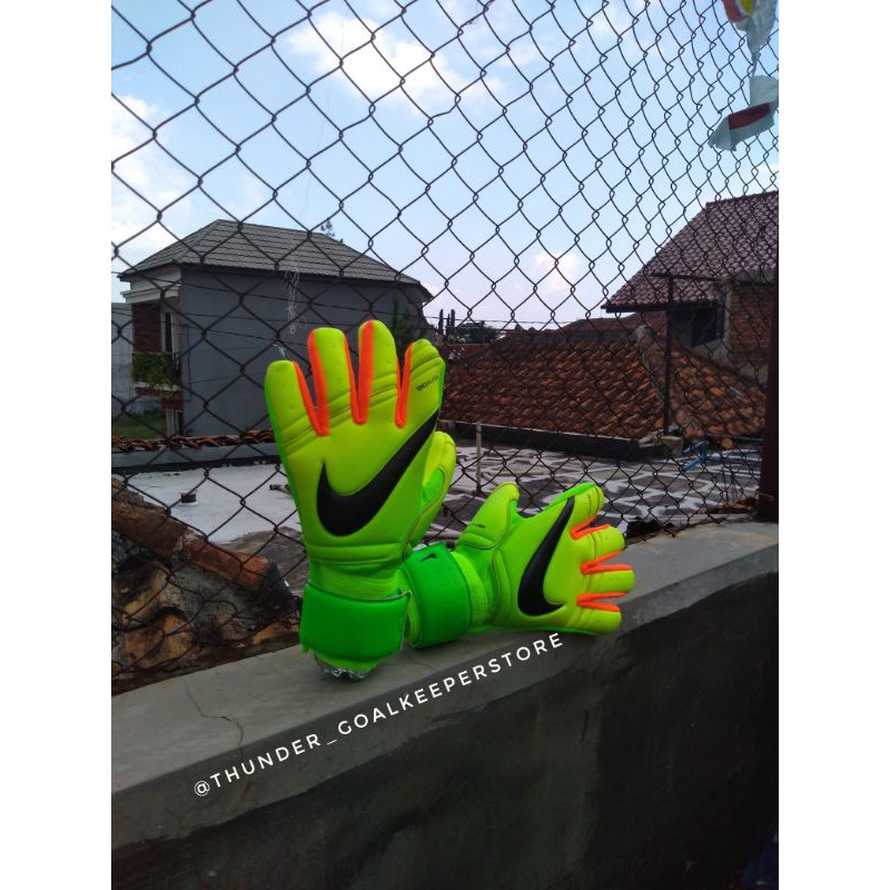 sarung tangan kiper nike sgt hijau / goalkeeper glove