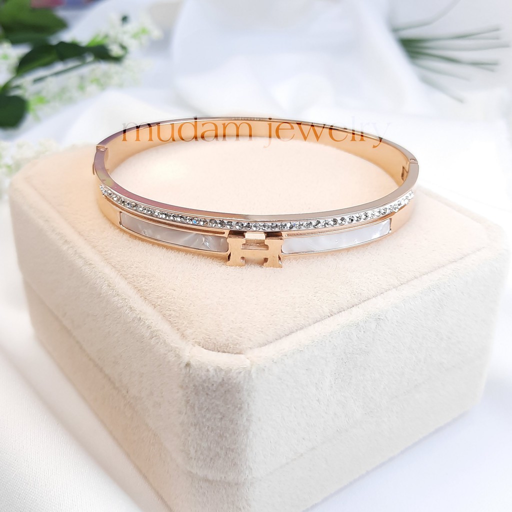 Gelang Bangle Titanium Huruf H White Shell Dengan Taburan Kristal Artifisial Warna Rosegold, Gold dan Silver