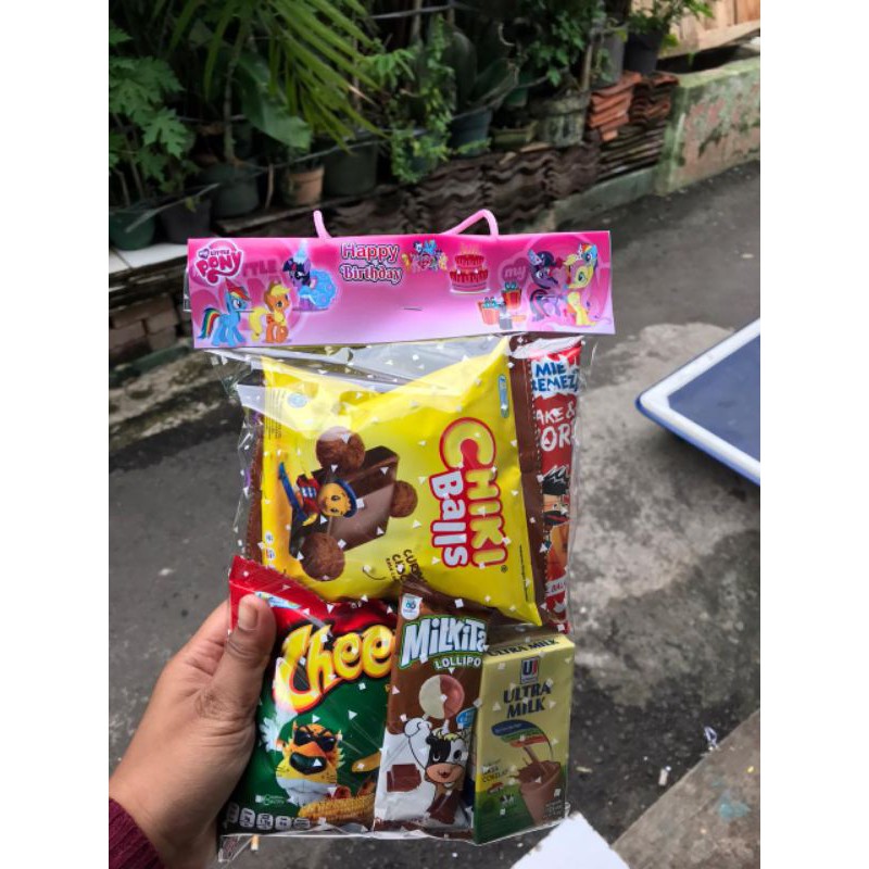 

BINGKISAN SNACK ULANG TAHUN NAME TAG + SNACK