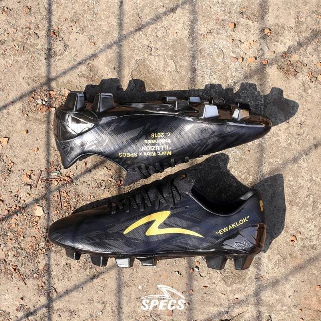 Sepatu Bola Specs Accelerator Illuzion Klok Black Gold Original