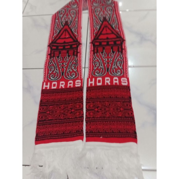 Syal etnis batak/gorga Batak dan tulisan "Horas"