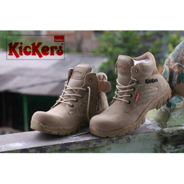 Sepatu boots pria