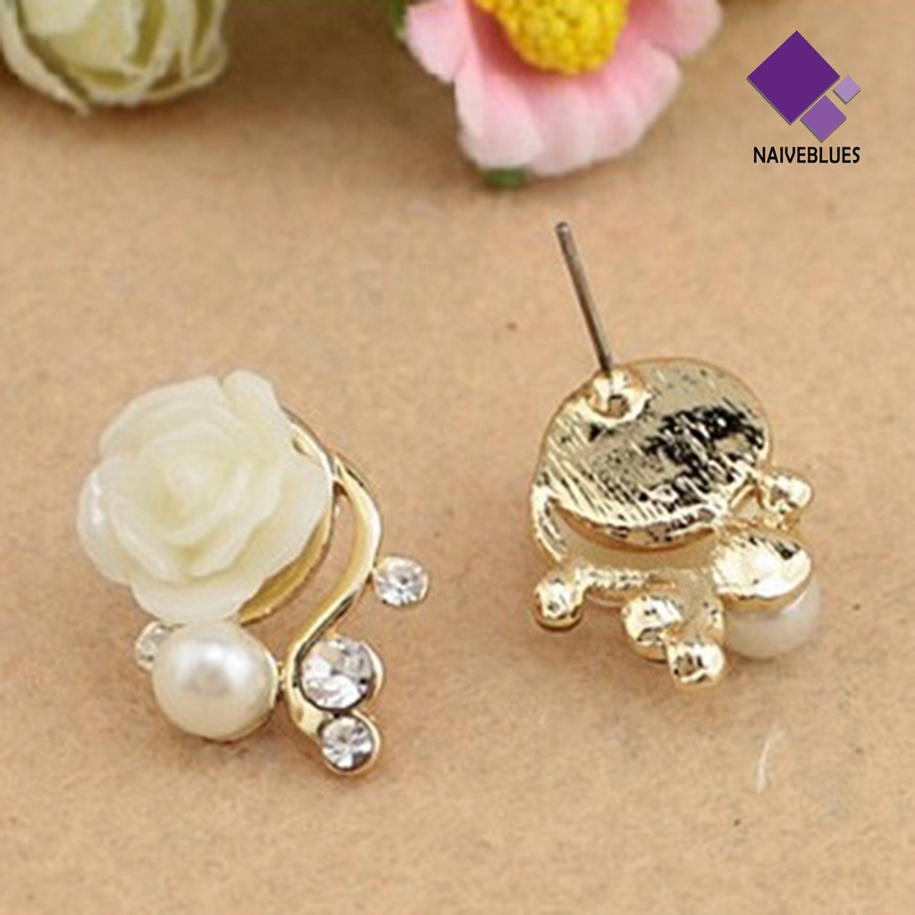 1 Pasang Anting Stud Desain Bunga Mawar Aksen Berlian Imitasi Bahan Alloy Untuk Wanita