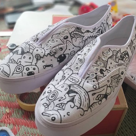 

SEPATU LUKIS BEBAS DESAIN CUSTOM NAMA GAMBAR KUALITAS RAPI CEPAT103