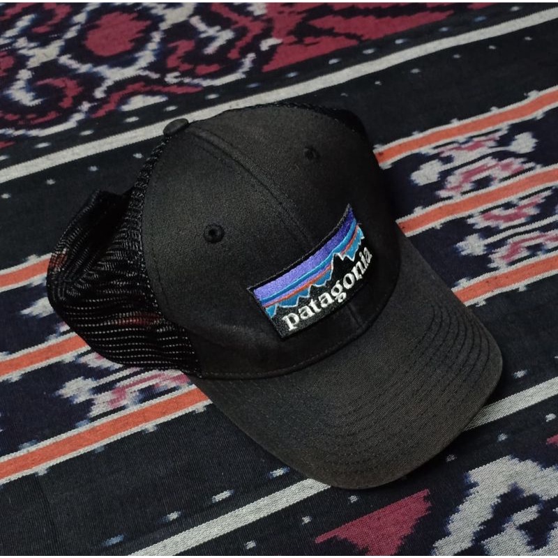 Topi Patagonia P6 Logo Trucker Hat