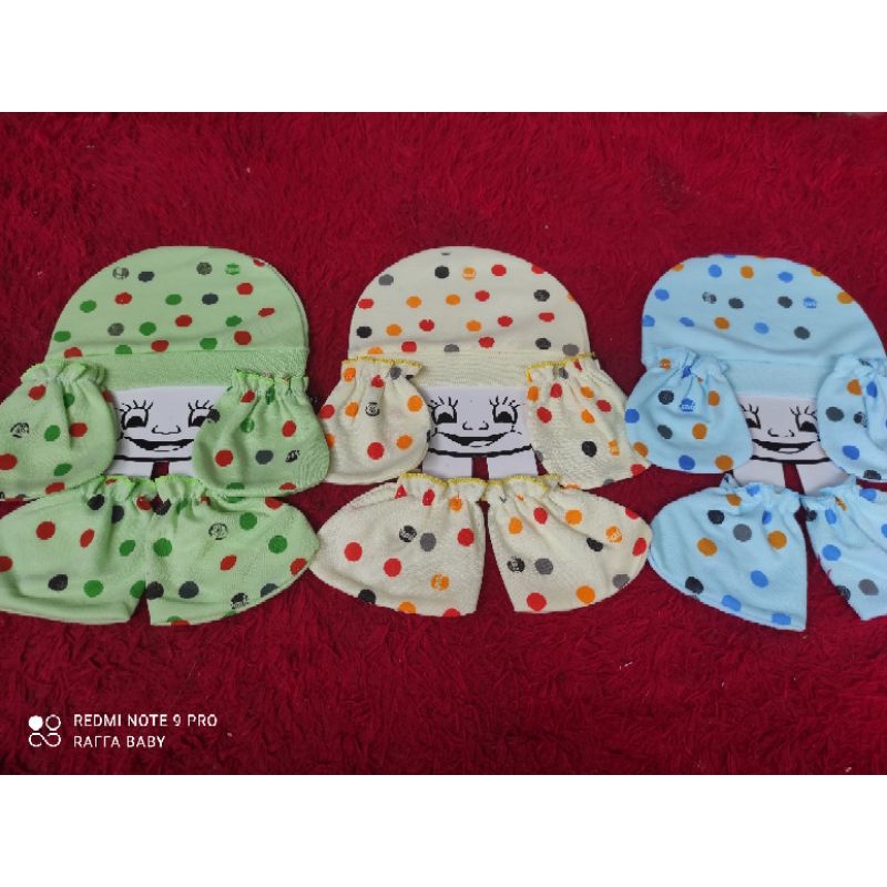 SETT TOPI + SARUNG TANGAN &amp; SARUNG KAKI BAYI MOTIF POLKADOT