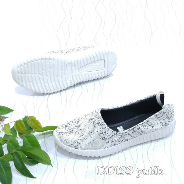 Borneo Sepatu Wanita Slip On Keren Bahan Kanvas Tebal Sol Karet DD133 by Xavyera