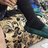 sepatu dengan kaos kaki nya untuk di sawah sepatu gondang alas kaki lapis lapis lebih nyaman dan kuat