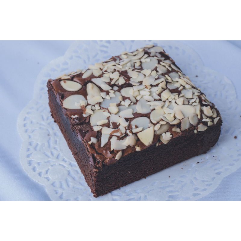 

Brownies panggang dengan topping almond uk 22x10