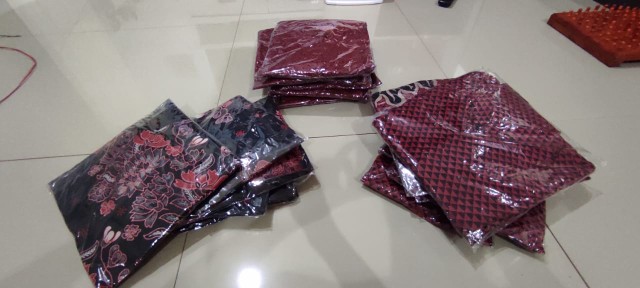 Baju Batik Couple Keluarga Motif Sakura Merah