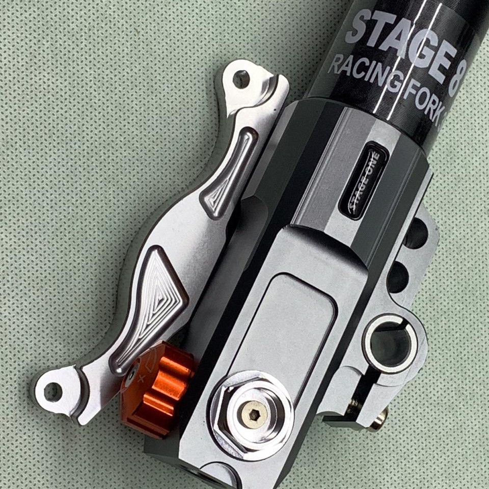 Breket kaliper brembo nissin 4 piston 2 pin untuk shock rt stage copy ori(products only) sperti foto
