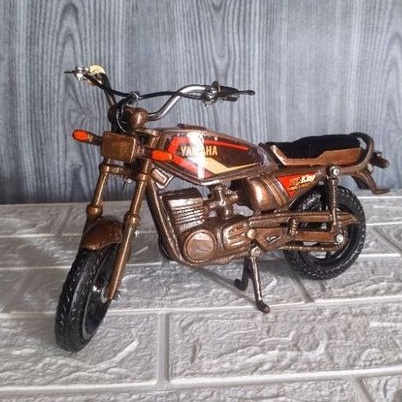 Miniatur motor RX King dari besi