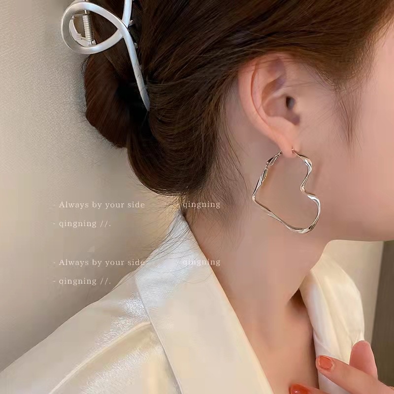 Anting Bentuk Lingkaran Besar Aksen Hati Gaya Vintage Korea Untuk Wanita