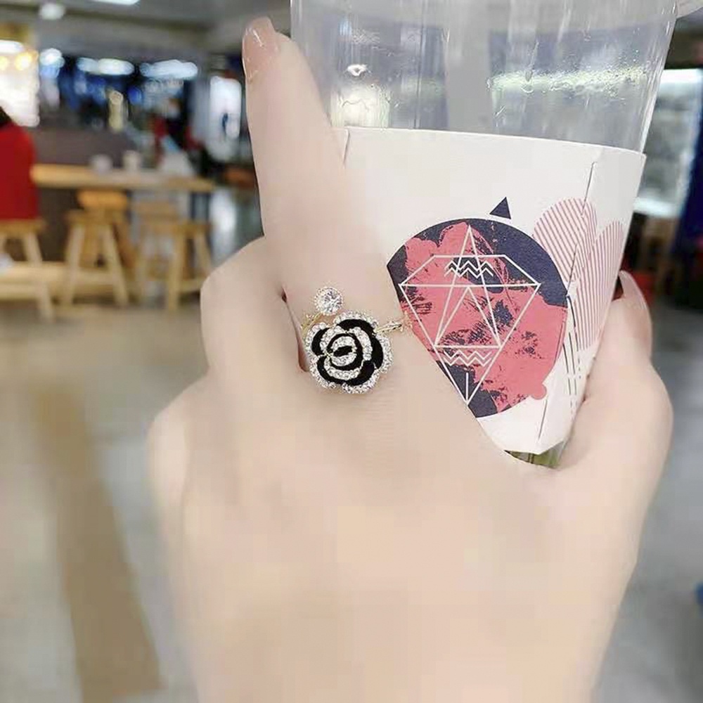 Cincin Model Terbuka Desain Bunga Camellia Hias Zircon Hitam Gaya Retroelegan Adjustable Untuk Wanita