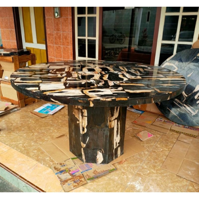 Meja Makan Bundar Batu Fosil Kayu