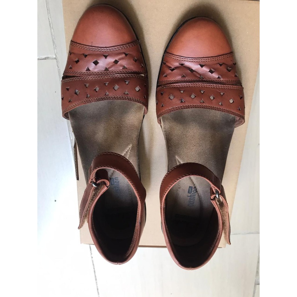 Preloved Sepatu Sandal Wanita Clarks Chunky Heels Brown Size 4.5 / 37.5