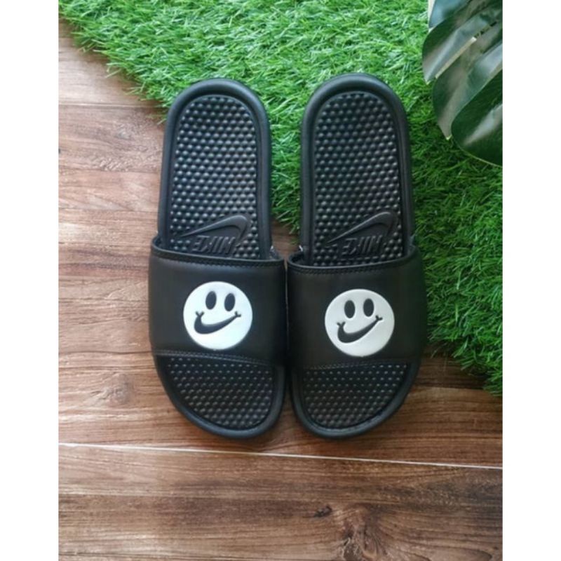Sandal Nike Smile Sandal Slop Pria Wanita Sandal Nike Benassi Sandal Nike Unisex Sandal Slop-Smile FB