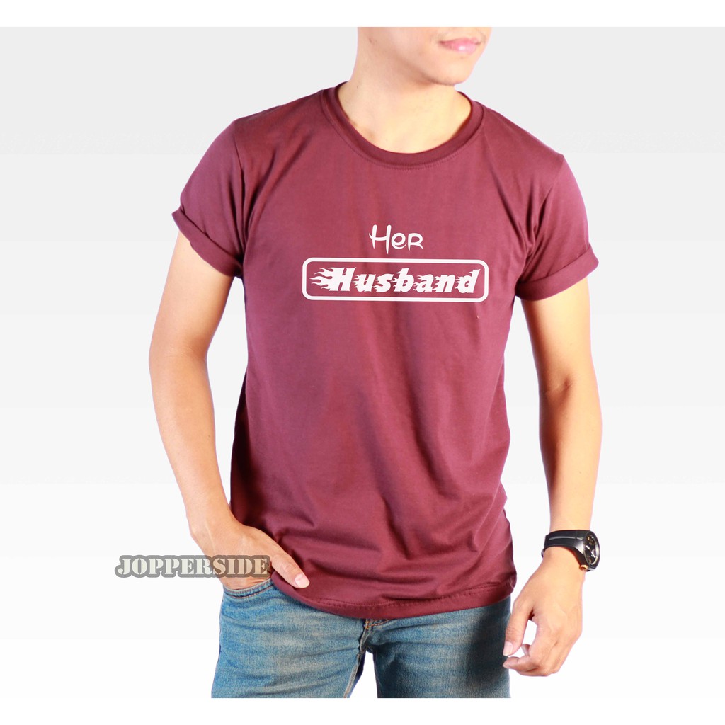 JOPPERSIDE TSHIRT KAOS DISTRO TULISAN KATA KATA HERHUSBAND HER HUSBAND PRIA ORIGINAL PREMIUM TS25