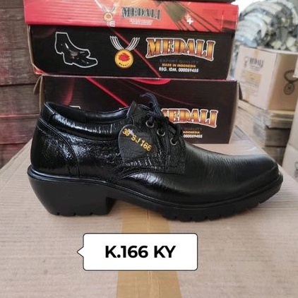 Sepatu kulit pria Medali tali hidup tampil lebih keren