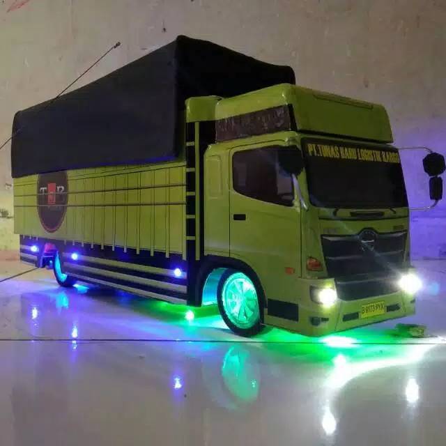 Miniatur truk hino 500 engkel remot control lampu dan terpal