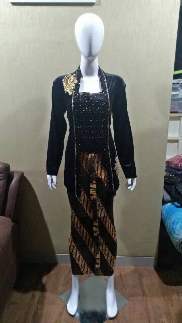 kebaya bludru + rok plisket