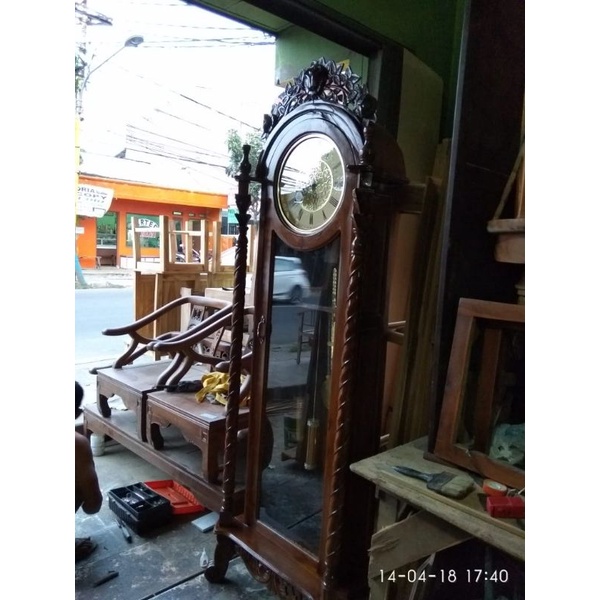 Lemari jam hias ruang tamu