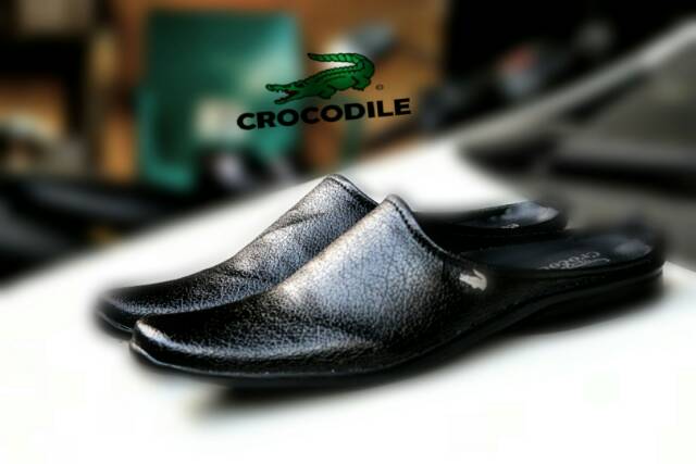 BEST SELLER / SENDAL SEPATU BUSTONG CROCODILE HITAM