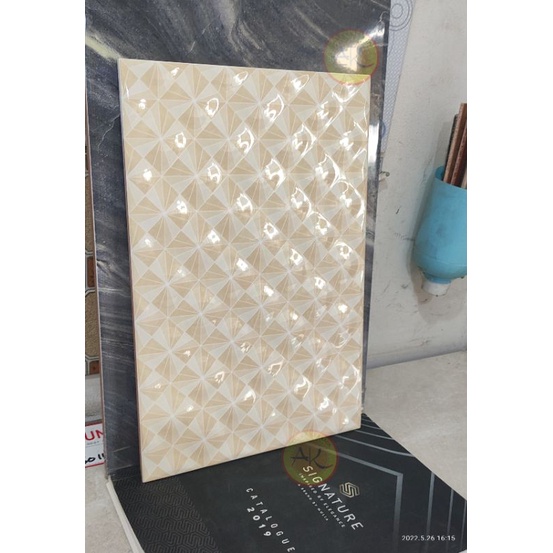 Keramik Dinding 25x40 Motif Timbul Gelombang Glossy Illusion Beige