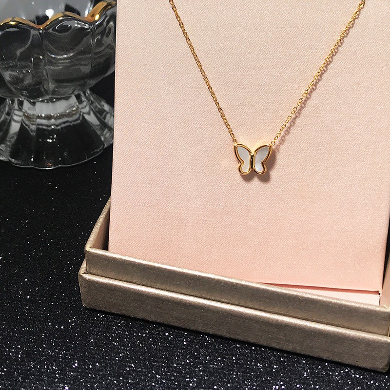 High-end Perasaan Kecil Indah Putih Ibu-Mutiara Kupu-Kupu Kalung Baja Titanium Berlapis 18 K Rose Gold/Emas Rantai Klavikula Versi Jepang Korea Manis Mori Liontin Kalung Pendek Cahaya Mewah Berkelas Kalung Hadiah Ulang Tahun Hadiah Pacar