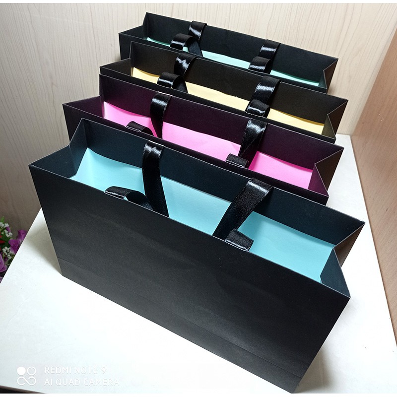 

Paper Bag HITAM Polos Inner Berwarna Handle PITA ukuran 31 x 9 x 20.5