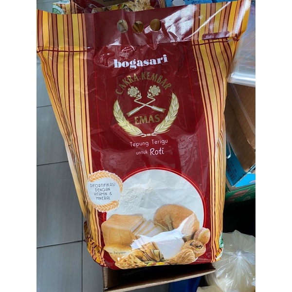 

Tepung Cakra Kembar Emas untuk Roti (Protein Tinggi) 5KG