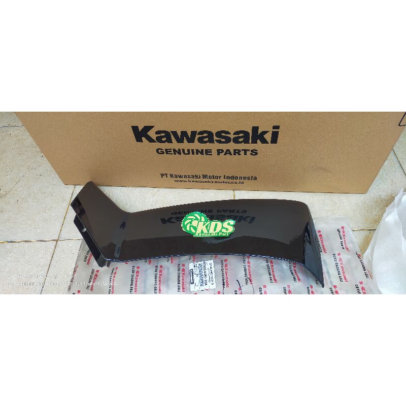 sayap luar kiri hitam motor Kawasaki ZX 130