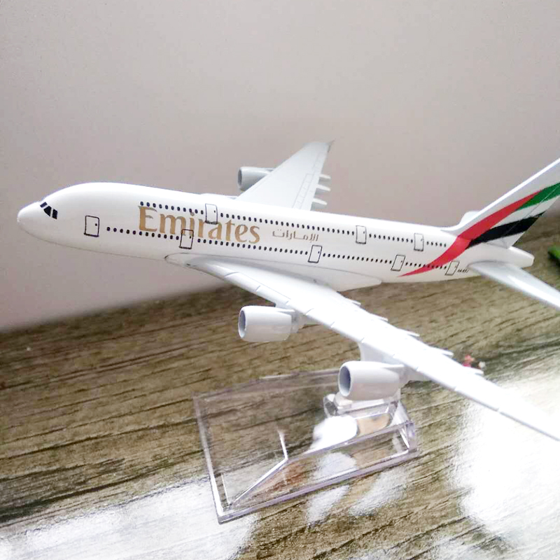 Miniatur Diecast Pesawat Terbang Emirates Airlines A380 Airbus 380 Bahan Alloy Metal Ukuran 16CM / 20CM Untuk Hadiah