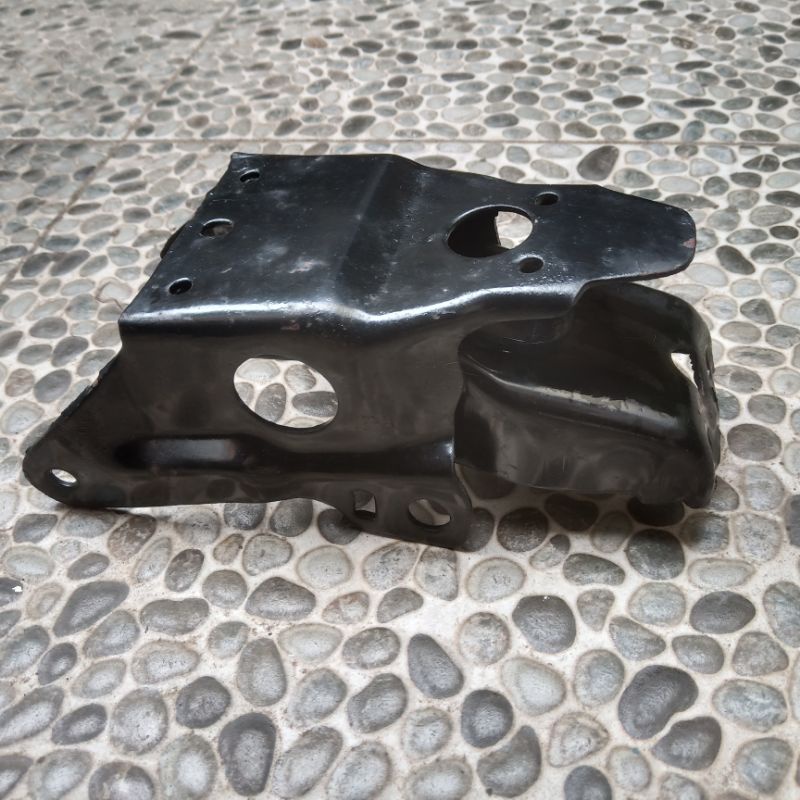 Dudukan sayap belakang c700/Honda cup700