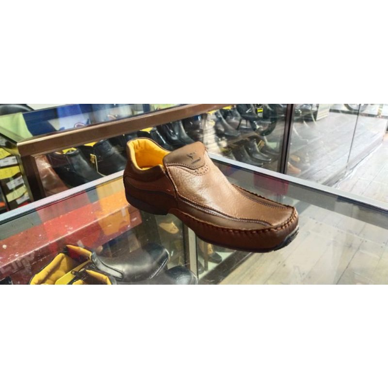 Sepatu Pria Kangaroo