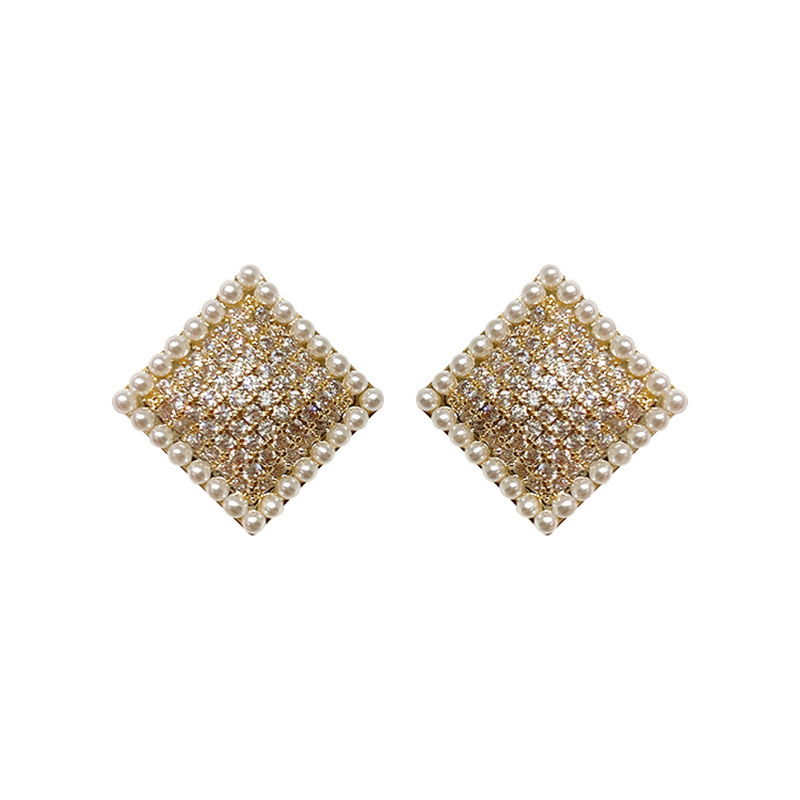 Anting Bentuk Kotak Aksen Mutiara