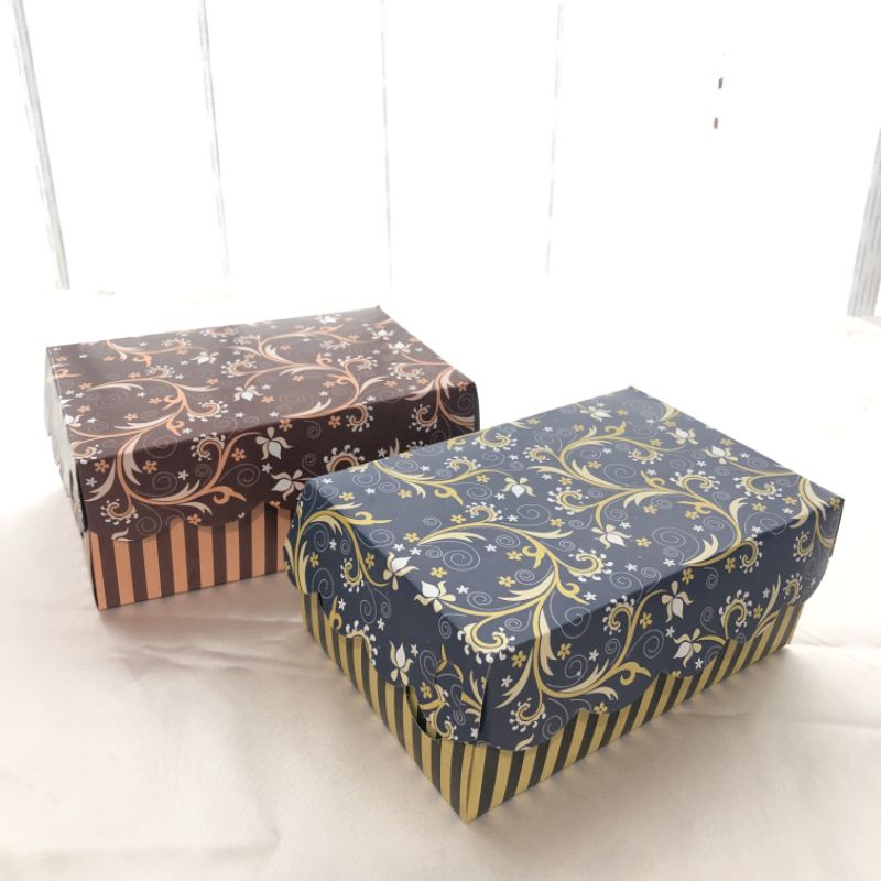 

Dus Kue R3A 15 x 10.5 x 6.5 cm Motif Orchid Sulur /Dus Roti/ Dos Snack Ultah /Dos Hajatan/Snack Box