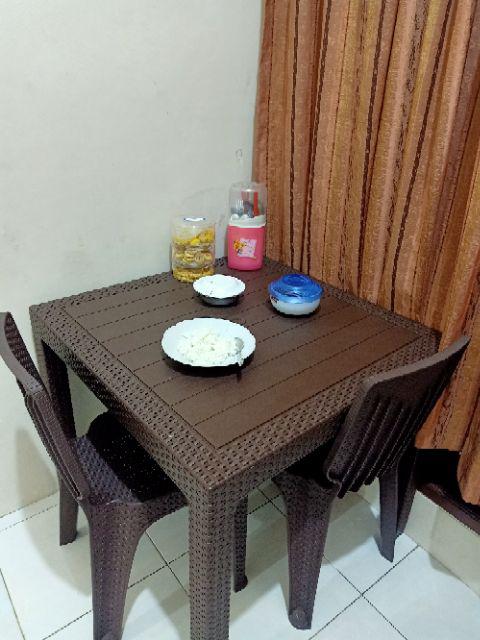 Meja Makan Rattan + 2 Kursi Olymplast ( Odt + 2 Kursi 208 )