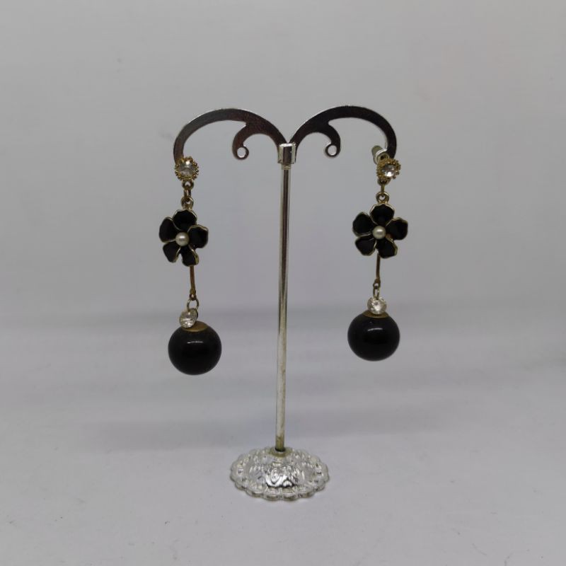 Anting Mutiara Bunga Hitam