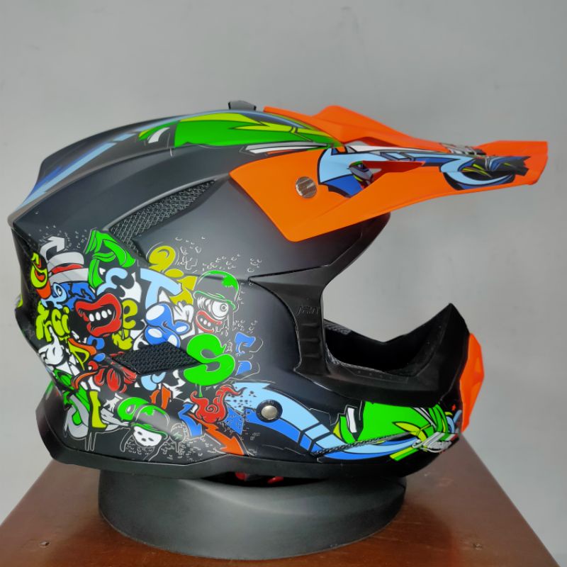 Helm Monsa Cross Motif Bonus Google