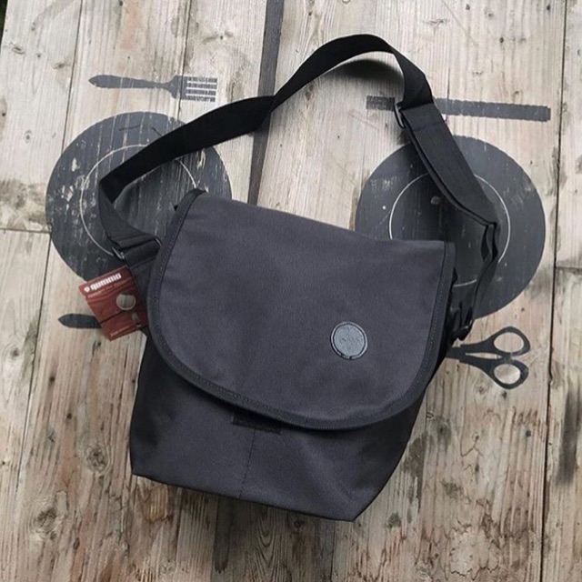 Tas slempang Gummo Hitam