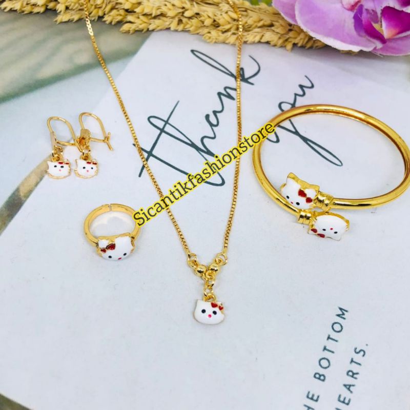 Perhiasan Set Anak Anak Hello Kitty Gold Terlaris Anti Karat Kalung Titanium Anak-anak Hello Kitty