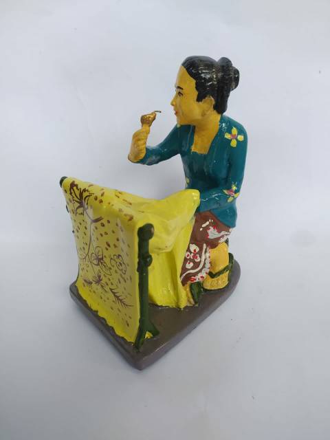 PAJANGAN MINIATUR WANITA SEDANG MEMBATIK UKURAN 12x10x17 cm BAHAN FIBERGLASS - DEKORASI RUMAH MURAH