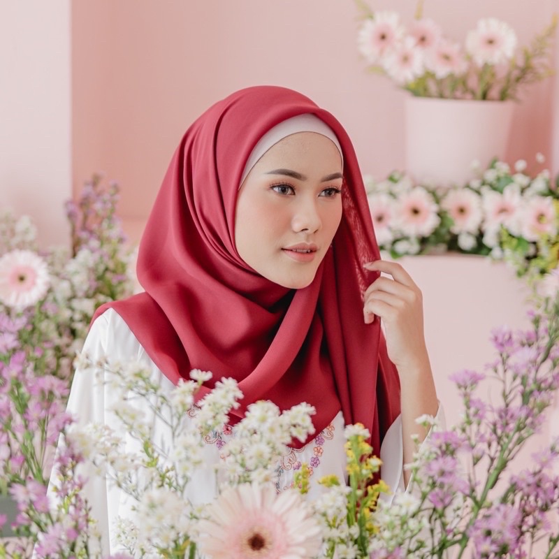40+ Warna Hijab Segi Empat Bella Square Premium Original Jilbab Bella Square Polos Pollycotton-Maroon