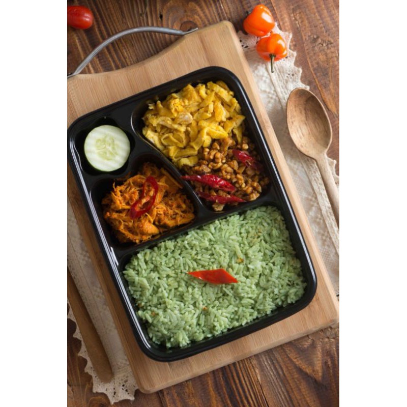 

nasi gurih hijau (ayam suir bumbu bali, telur dadar, tempe orek, timun)
