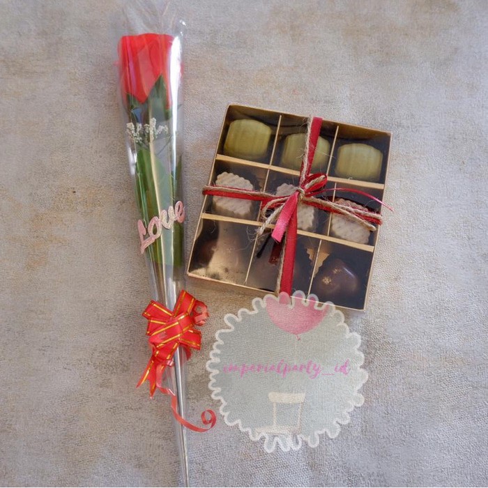 

Paket Coklat Valentine Love Hati Isi 9 Dan Bunga