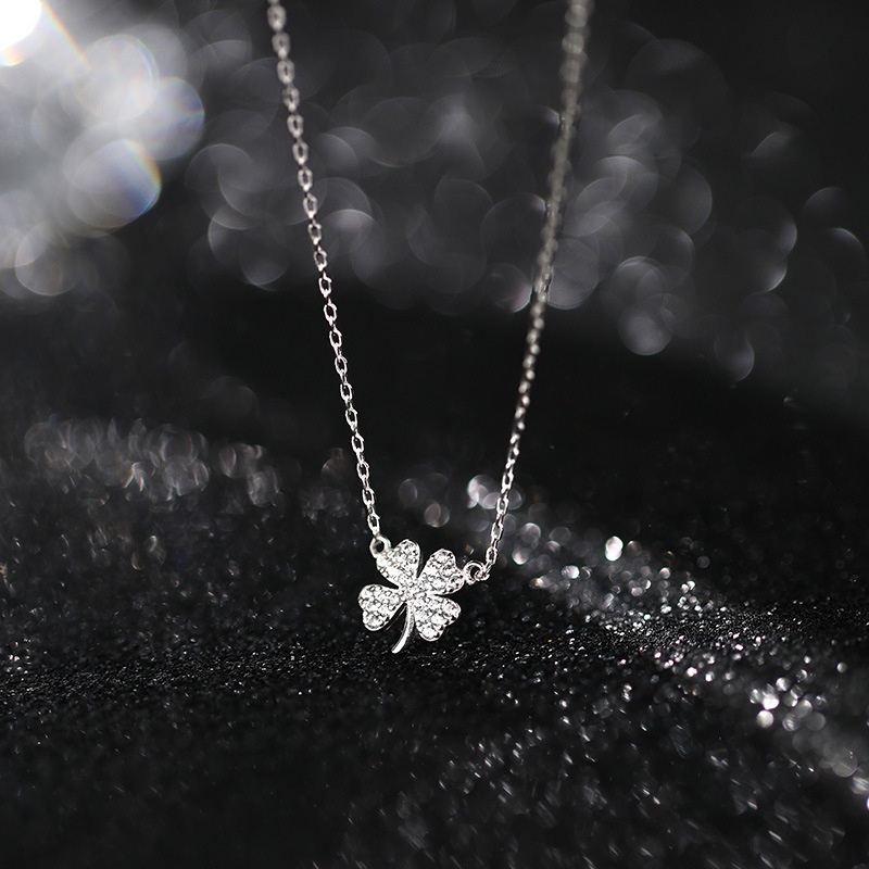 Kalung Rantai Dengan Liontin Daun Clover Untuk Musim Panas
