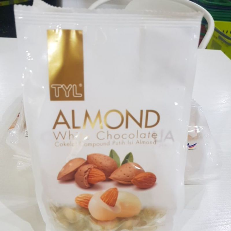 

coklat putih isi almon